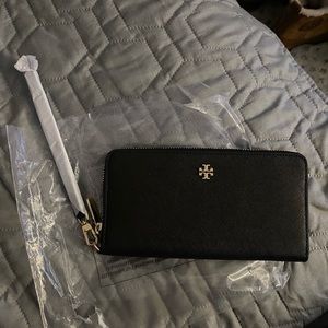 Emerson wristlet zip continental Tory Burch wallet